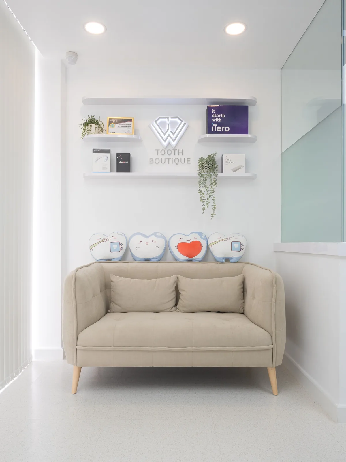 Seating corner with a beige sofa, tooth-shaped cushions and the iTero shelf