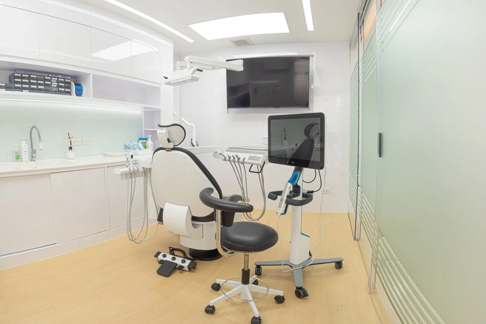 Second treatment room with the dental unit and the iTero scanner